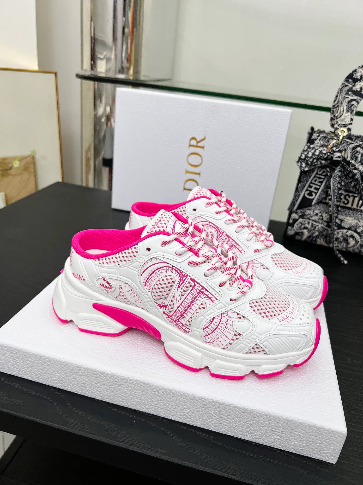 p560🐮🐮This Dior Chrono sports half slipper reinterprets running shoes with Dior's haute couture style. Gray mesh fabric is paired with tonal suede calfskin panels, the CD logo on the side, the star patch on the tongue and the Dior logo on the heel, all in classic fine detail. Featuring two-tone laces and a lightweight sole with star graphics, they can be worn year-round. Size: Women’s size 35-41 (35/42 can be customized) Men’s size 40-46 (men’s version is being printed) Color: 12 colors available